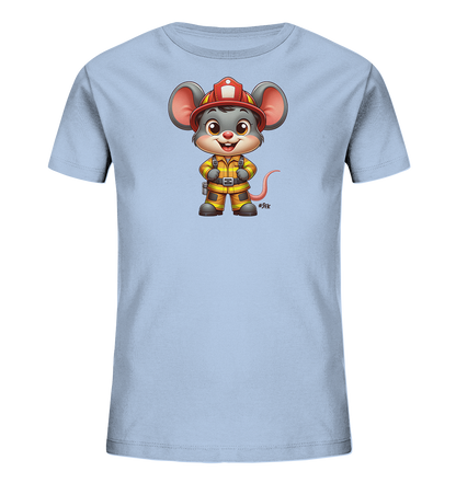 Onlineshop Shirts fuer Kinder - Dieses hellblaue Kinder-T-Shirt zeigt eine detailreiche Illustration einer Cartoon-Maus. Die Maus traegt eine authentisch wirkende Feuerwehruniform mit Helm und reflektierenden Streifen. Sie steht aufrecht mit einem freundlichen Laecheln und grossen Augen. Das Motiv ist farbenfroh gestaltet und nimmt einen zentralen Platz auf der Vorderseite des Shirts ein.
