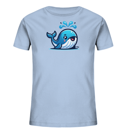 Onlineshop Shirts fuer Kinder - Das Bild zeigt ein hellblaues Kinder-T-Shirt mit einem freundlichen, cartoonhaften Wal auf der Vorderseite. Der Wal ist in Blautoenen gehalten und spritzt Wasserfontaenen aus seinem Blasloch. Er sitzt laechelnd auf einer hellblauen Flaeche, die Wasser andeutet. Das Design wirkt froehlich und kindgerecht.