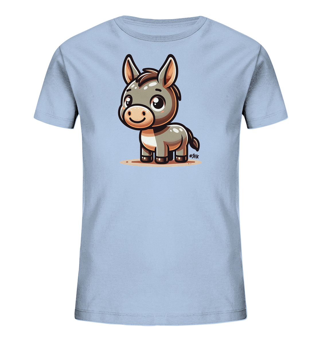 Onlineshop Shirts fuer Kinder - Das Bild zeigt ein hellblaues Kinder-T-Shirt mit einer charmanten Illustration eines kleinen Esels auf der Vorderseite. Der Esel ist im Cartoon-Stil gezeichnet, hat grosse, freundliche Augen und einen leicht geoeffneten Mund, der ein Laecheln andeutet. Das Motiv des niedlichen Tieres steht auf einem sandfarbenen Untergrund und verleiht dem Shirt einen froehlichen und kindgerechten Look.