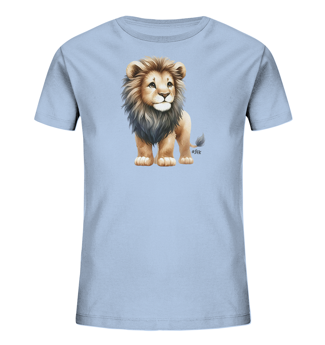 Onlineshop Shirts fuer Kinder - Das Bild zeigt ein hellblaues Kinder-T-Shirt mit einer detailreichen Illustration eines jungen Loewen. Der Loewenwelpe steht aufrecht, hat eine volle Maehne und schaut freundlich nach vorne. Seine grossen Augen und die sorgfaeltige Darstellung verleihen dem Motiv einen niedlichen und lebendigen Charakter. Dieses Shirt ist mit seinem charmanten Design ein Blickfang.