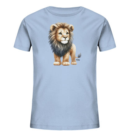 Onlineshop Shirts fuer Kinder - Das Bild zeigt ein hellblaues Kinder-T-Shirt mit einer detailreichen Illustration eines jungen Loewen. Der Loewenwelpe steht aufrecht, hat eine volle Maehne und schaut freundlich nach vorne. Seine grossen Augen und die sorgfaeltige Darstellung verleihen dem Motiv einen niedlichen und lebendigen Charakter. Dieses Shirt ist mit seinem charmanten Design ein Blickfang.