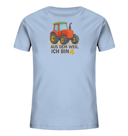 Onlineshop Shirts fuer Kinder - Das Bild zeigt ein hellblaues T-Shirt fuer Kinder. Auf der Vorderseite ist ein roter Cartoon-Traktor auf braunem Untergrund dargestellt. Darunter steht der Spruch 'AUS DEM WEG, ICH BIN' mit einer grossen, orangefarbenen Zahl '4'. Das verspielte Design eignet sich gut fuer einen vierten Geburtstag.