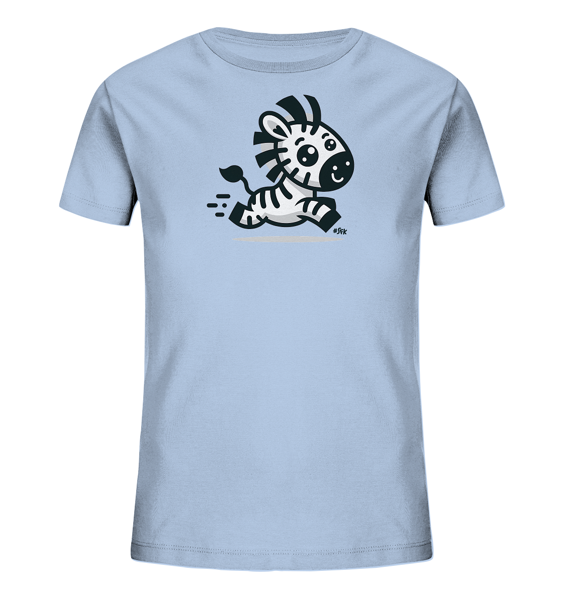 Onlineshop Shirts fuer Kinder - Das Bild zeigt ein hellblaues T-Shirt fuer Kinder mit einer niedlichen Cartoon-Illustration. Im Zentrum des Designs steht ein rennendes Zebra mit schwarz-weissen Streifen und einem freundlichen Gesicht. Das Zebra laeuft auf einer grauen Linie, umrahmt von stilisierten Bewegungslinien, die Dynamik vermitteln. Das Motiv wirkt verspielt und froehlich, passend fuer ein Kinderoutfit.
