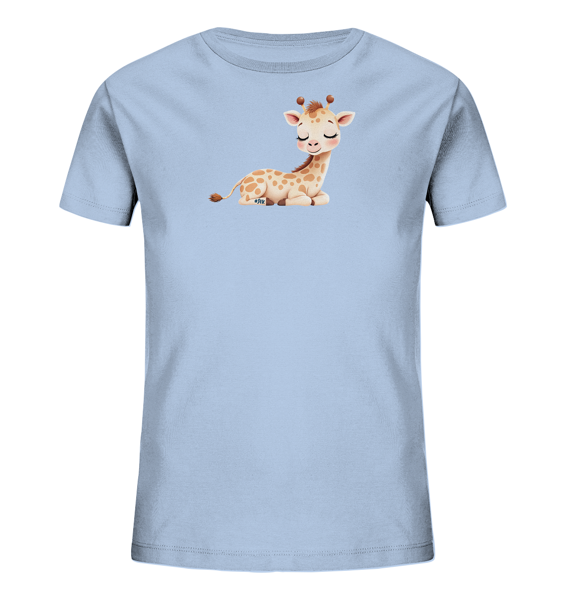 Onlineshop Shirts fuer Kinder - Das Bild zeigt ein hellblaues Kinder-T-Shirt. Auf der Vorderseite ist eine liegende, laechelnde Giraffe mit geschlossenen Augen dargestellt. Das freundliche Design umfasst braune Flecken auf ihrem Koerper und kleine Hoerner. Die Illustration verleiht dem Shirt einen sanften und verspielten Charakter.