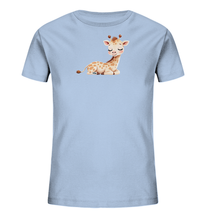 Onlineshop Shirts fuer Kinder - Das Bild zeigt ein hellblaues Kinder-T-Shirt. Auf der Vorderseite ist eine liegende, laechelnde Giraffe mit geschlossenen Augen dargestellt. Das freundliche Design umfasst braune Flecken auf ihrem Koerper und kleine Hoerner. Die Illustration verleiht dem Shirt einen sanften und verspielten Charakter.