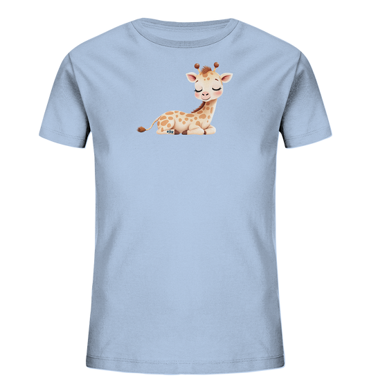 Onlineshop Shirts fuer Kinder - Das Bild zeigt ein hellblaues Kinder-T-Shirt. Auf der Vorderseite ist eine liegende, laechelnde Giraffe mit geschlossenen Augen dargestellt. Das freundliche Design umfasst braune Flecken auf ihrem Koerper und kleine Hoerner. Die Illustration verleiht dem Shirt einen sanften und verspielten Charakter.