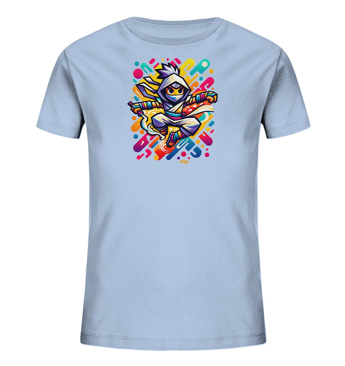 Onlineshop Shirts fuer Kinder - Das Bild zeigt ein hellblaues Kinder T-Shirt mit einem farbenfrohen Aufdruck. Im Zentrum des Designs befindet sich eine springende Cartoonfigur, die an einen kleinen Ninja erinnert, gekleidet in Weiss mit bunten Baendern und Akzenten. Das Motiv ist umgeben von dynamischen, abstrakten Formen in leuchtenden Farben wie Gelb, Orange, Pink und Tuerkis. Das Gesamtbild ist lebendig und spielerisch gestaltet.