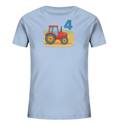 Onlineshop Shirts fuer Kinder - Das Bild zeigt ein hellblaues Kinder-T-Shirt mit einem farbigen Aufdruck eines roten Traktors. Der Traktor steht auf einem Feld mit braunem Boden und gruenen Huegeln im Hintergrund. Neben dem Traktor ist die grosse Zahl '4' in blau zu sehen. Die Illustration verleiht dem Shirt einen laendlichen und kindgerechten Charakter.