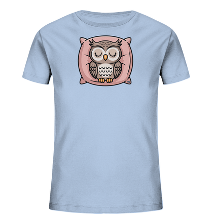 Onlineshop Shirts fuer Kinder - Das Bild zeigt ein hellblaues T-Shirt fuer Kinder. Auf der Vorderseite ist eine schlafende Eule abgebildet, die friedlich auf einem rosa Kissen ruht. Die Eule hat geschlossene Augen und vermittelt einen ruhigen und entspannten Eindruck. Das Design ist liebevoll gestaltet und ideal fuer Kinder.