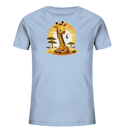 Onlineshop Shirts fuer Kinder - Das hellblaue T-Shirt zeigt eine suesse, sitzende Cartoon-Giraffe. Im Hintergrund ist eine Szene mit Baeumen und einem grossen gelben Kreis, der die Sonne darstellt. Neben der Giraffe ist die Zahl '6' zu sehen. Dieses Design ist verspielt und ideal fuer Kinder.