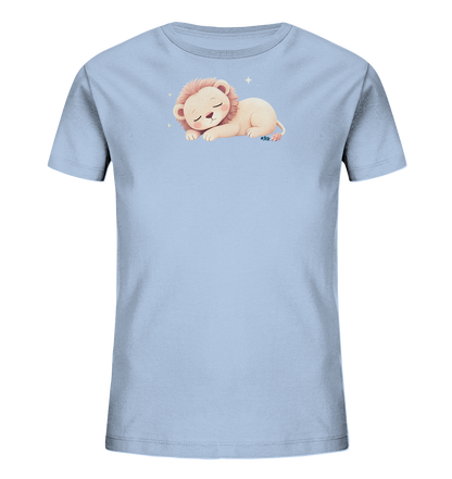 Onlineshop Shirts fuer Kinder - Das Bild zeigt ein hellblaues Kinder-T-Shirt. Auf der Vorderseite ist ein schlafendes, beigefarbenes Loewenjunges mit rosa Maehne abgebildet. Um das suesse Loewenbaby herum sind kleine, glitzernde Sterne zu sehen. Das Design wirkt ruhig und charmant, ideal fuer kleine Traeumer.