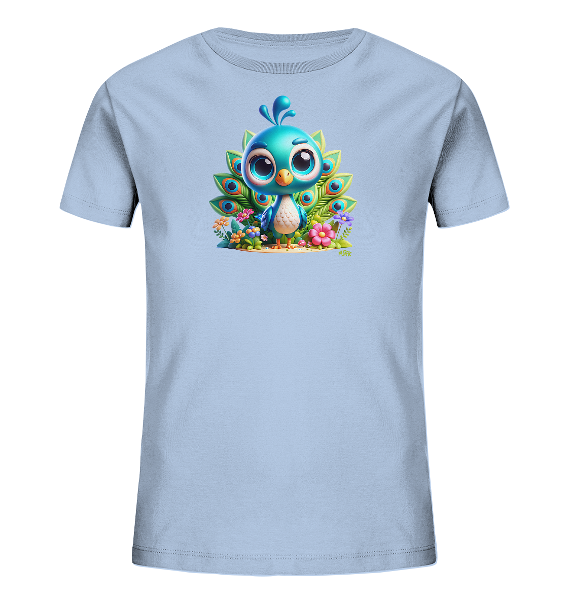 Onlineshop Shirts fuer Kinder - Das Bild zeigt ein hellblaues Kinder-T-Shirt mit einem farbenfrohen Aufdruck eines niedlichen Cartoon-Pfau. Der Pfau hat grosse Augen und einen faecherartigen Schwanz mit leuchtenden Farben. Er sitzt umgeben von bunten Blumen und gruenen Blaettern. Dieses Motiv verleiht dem Shirt einen froehlichen und verspielten Look.