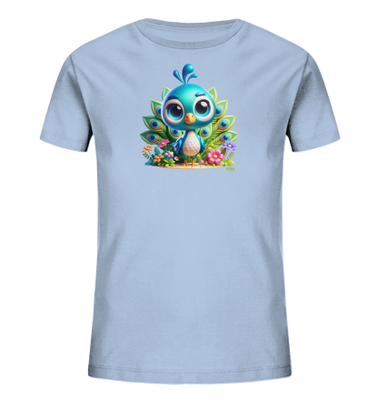 Onlineshop Shirts fuer Kinder - Das Bild zeigt ein hellblaues Kinder-T-Shirt mit einem farbenfrohen Aufdruck eines niedlichen Cartoon-Pfau. Der Pfau hat grosse Augen und einen faecherartigen Schwanz mit leuchtenden Farben. Er sitzt umgeben von bunten Blumen und gruenen Blaettern. Dieses Motiv verleiht dem Shirt einen froehlichen und verspielten Look.