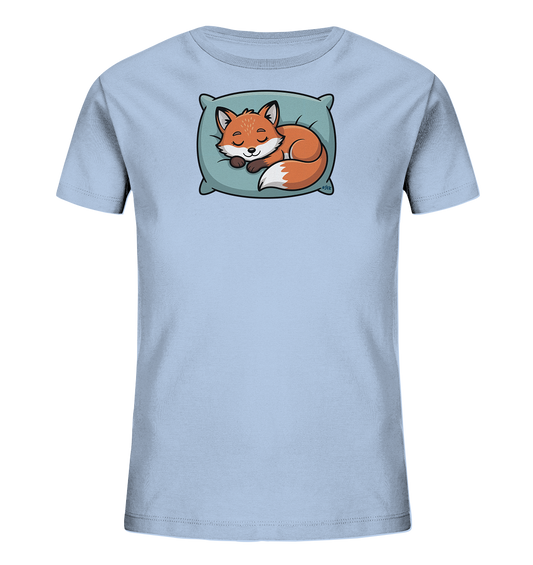 Onlineshop Shirts fuer Kinder - Das Bild zeigt ein hellblaues Kinder-T-Shirt mit einem niedlichen Motiv auf der Vorderseite. Darauf ist ein schlafender, orangefarbener Fuchs zu sehen, der gemuetlich auf einem mintgruenen Kissen liegt. Der Fuchs ist zusammengerollt und hat die Augen geschlossen. Das Design wirkt beruhigend und ist ansprechend fuer Kinder.