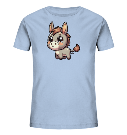 Onlineshop Shirts fuer Kinder - Das Bild zeigt ein hellblaues T-Shirt fuer Kinder mit einer entzueckenden Illustration eines kleinen Esels. Der Esel ist im Cartoon-Stil gezeichnet, hat grosse Kulleraugen und einen freundlichen Ausdruck. Er steht aufrecht und sein Fell hat braune und graue Farbtoene. Das Design wirkt niedlich und kindgerecht.