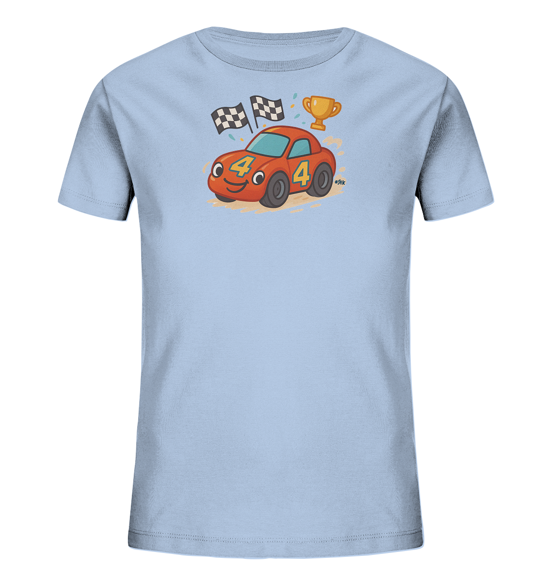 Onlineshop Shirts fuer Kinder - Das hellblaue T-Shirt zeigt ein froehliches Motiv eines orangefarbenen Cartoon-Rennautos mit der Nummer 4. Das Auto wird von karierten Rennflaggen und einem goldenen Pokal umrahmt. Bunte Spritzer ergaenzen das dynamische Design.