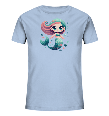 Onlineshop Shirts fuer Kinder - Das Bild zeigt ein hellblaues Kinder-T-Shirt mit einer bezaubernden Meerjungfrauen-Illustration auf der Vorderseite. Die niedliche Meerjungfrau hat farbenfrohes Haar in Pink und Tuerkis sowie eine schillernde Schwanzflosse. Sie schwebt inmitten von Blasen und blickt mit grossen, freundlichen Augen nach vorne. Das Design wirkt verspielt und maerchenhaft, ideal fuer junge Traeumerinnen.