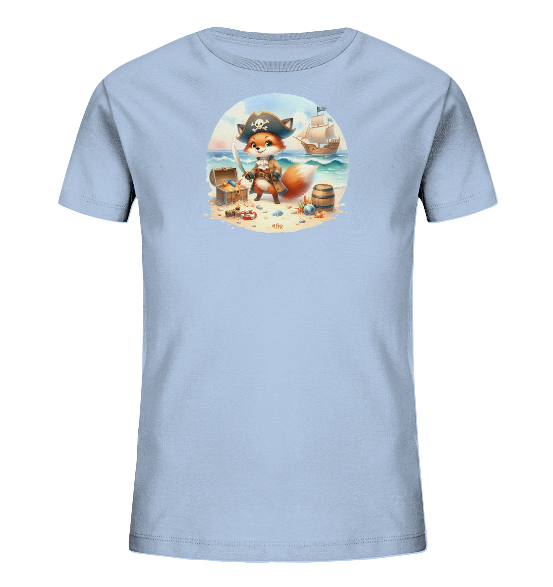 Onlineshop Shirts fuer Kinder - Das Bild zeigt ein hellblaues T-Shirt mit einem runden Grafikaufdruck auf der Vorderseite. Die Illustration zeigt einen cartoonhaften Fuchs in Piratenkleidung mit Hut und Saebel an einem Sandstrand. Neben dem Fuchs sind eine offene Schatzkiste, ein Fass und Muscheln zu sehen. Im Hintergrund runden das Meer und ein Segelschiff die Piratenszene ab.