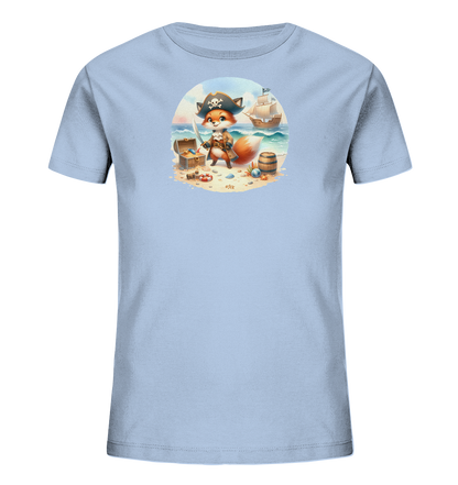 Onlineshop Shirts fuer Kinder - Das Bild zeigt ein hellblaues T-Shirt mit einem runden Grafikaufdruck auf der Vorderseite. Die Illustration zeigt einen cartoonhaften Fuchs in Piratenkleidung mit Hut und Saebel an einem Sandstrand. Neben dem Fuchs sind eine offene Schatzkiste, ein Fass und Muscheln zu sehen. Im Hintergrund runden das Meer und ein Segelschiff die Piratenszene ab.