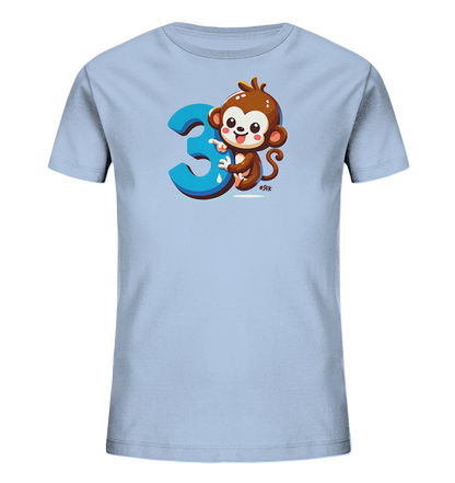 Onlineshop Shirts fuer Kinder - Abgebildet ist ein hellblaues Kinder-T-Shirt mit einem farbenfrohen Print. Das Motiv zeigt einen lachenden Cartoon-Affen, der an eine grosse blaue Zahl '3' gelehnt ist. Der Affe hat grosse Augen und zeigt mit dem Finger auf die Drei. Dieses verspielte Design ist perfekt fuer kleine Entdecker.