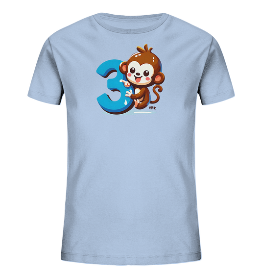 Onlineshop Shirts fuer Kinder - Abgebildet ist ein hellblaues Kinder-T-Shirt mit einem farbenfrohen Print. Das Motiv zeigt einen lachenden Cartoon-Affen, der an eine grosse blaue Zahl '3' gelehnt ist. Der Affe hat grosse Augen und zeigt mit dem Finger auf die Drei. Dieses verspielte Design ist perfekt fuer kleine Entdecker.