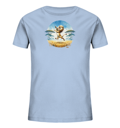 Onlineshop Shirts fuer Kinder - Das Bild zeigt ein hellblaues Kinder T-Shirt mit einem froehlichen Motiv eines springenden Loewen. Die Grafik stellt eine Savannenlandschaft mit Akazienbaeumen und hohem Gras dar. Der Loewe ist cartoonhaft gezeichnet und vermittelt eine lebhafte, abenteuerliche Atmosphaere.