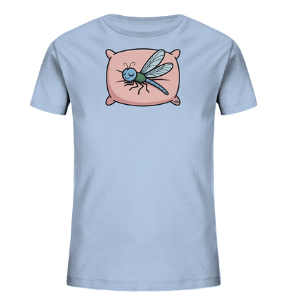 Onlineshop Shirts fuer Kinder - Das Bild zeigt ein hellblaues Kinder-T-Shirt mit einem niedlichen Motiv auf der Vorderseite. Eine schlafende Libelle mit gruenem Koerper und blauen Elementen liegt friedlich auf einem rosafarbenen Kissen. Ihre zarten, hellblauen Fluegel sind ausgebreitet, und die Augen der Libelle sind geschlossen. Das Motiv wirkt sanft und verspielt, ideal fuer Kinder.