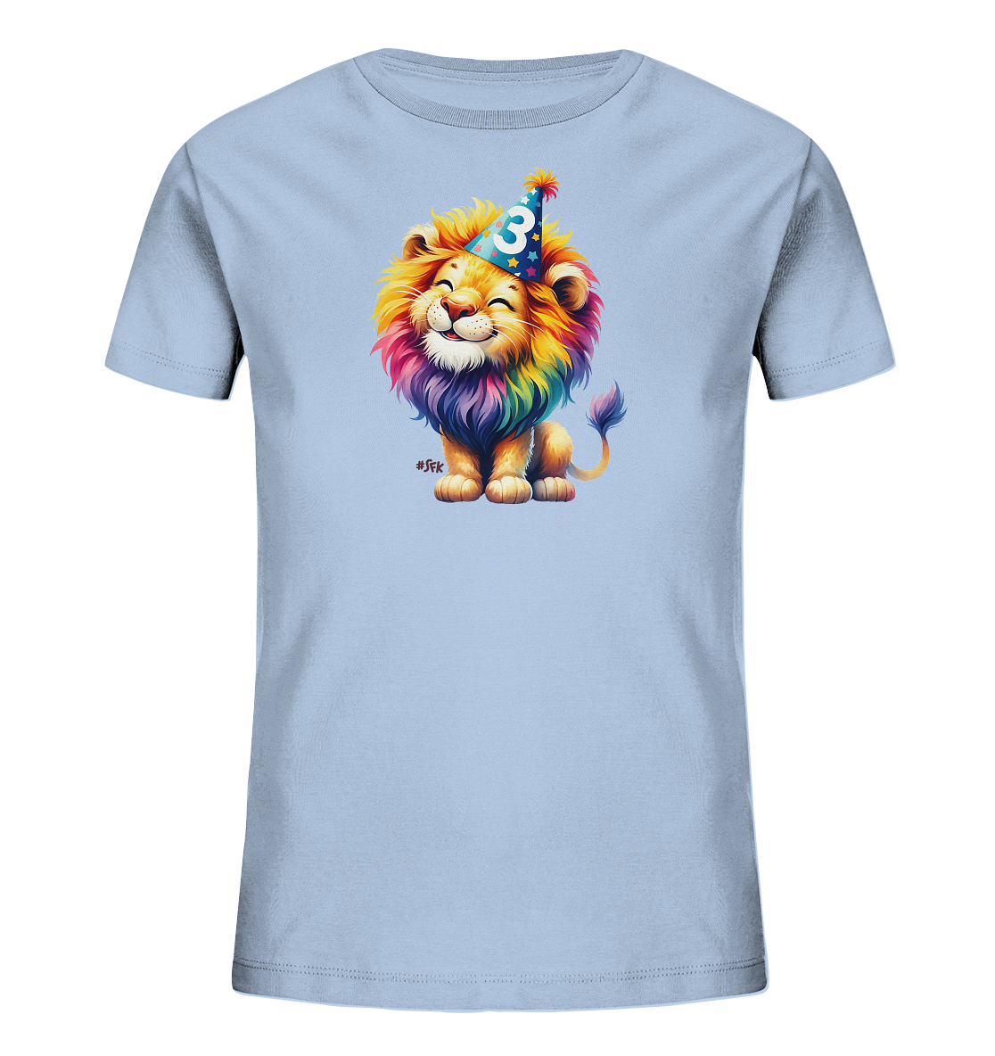 Onlineshop Shirts fuer Kinder - Das Bild zeigt ein hellblaues T-Shirt mit einem charmanten Aufdruck eines bunten Loewen. Der kleine Loewe traegt einen Partyhut mit Sternen und der Zahl 3 darauf. Seine Maehne und der Schwanz sind in lebhaften Regenbogenfarben gestaltet. Er sitzt da und laechelt froehlich, was dem Shirt einen verspielten Charakter verleiht.