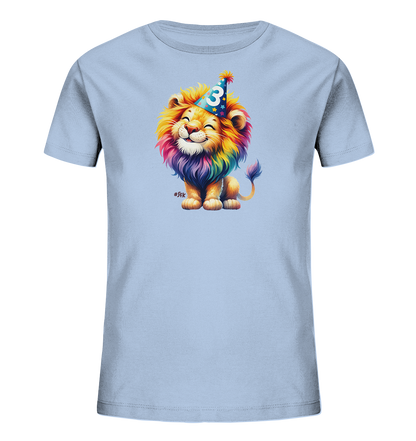 Onlineshop Shirts fuer Kinder - Das Bild zeigt ein hellblaues T-Shirt mit einem charmanten Aufdruck eines bunten Loewen. Der kleine Loewe traegt einen Partyhut mit Sternen und der Zahl 3 darauf. Seine Maehne und der Schwanz sind in lebhaften Regenbogenfarben gestaltet. Er sitzt da und laechelt froehlich, was dem Shirt einen verspielten Charakter verleiht.
