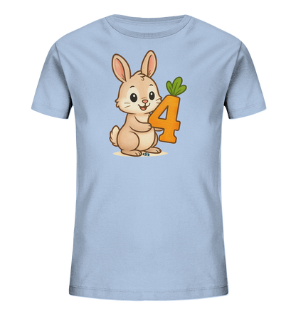 Onlineshop Shirts fuer Kinder - Das Bild zeigt ein hellblaues Kinder-T-Shirt mit einem niedlichen Cartoon-Kaninchen auf der Vorderseite. Das Kaninchen laechelt und haelt die orangefarbene Zahl '4', die mit gruenen Blaettern wie eine Karotte gestaltet ist. Die Illustration ist zentral platziert und hat eine freundliche, verspielte Ausstrahlung.