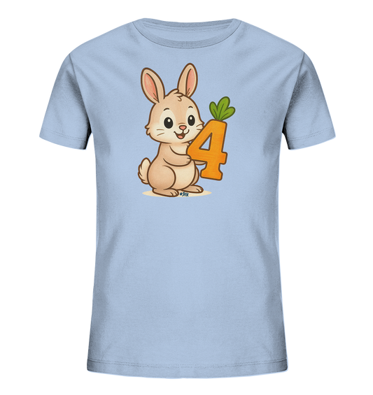 Onlineshop Shirts fuer Kinder - Das Bild zeigt ein hellblaues Kinder-T-Shirt mit einem niedlichen Cartoon-Kaninchen auf der Vorderseite. Das Kaninchen laechelt und haelt die orangefarbene Zahl '4', die mit gruenen Blaettern wie eine Karotte gestaltet ist. Die Illustration ist zentral platziert und hat eine freundliche, verspielte Ausstrahlung.