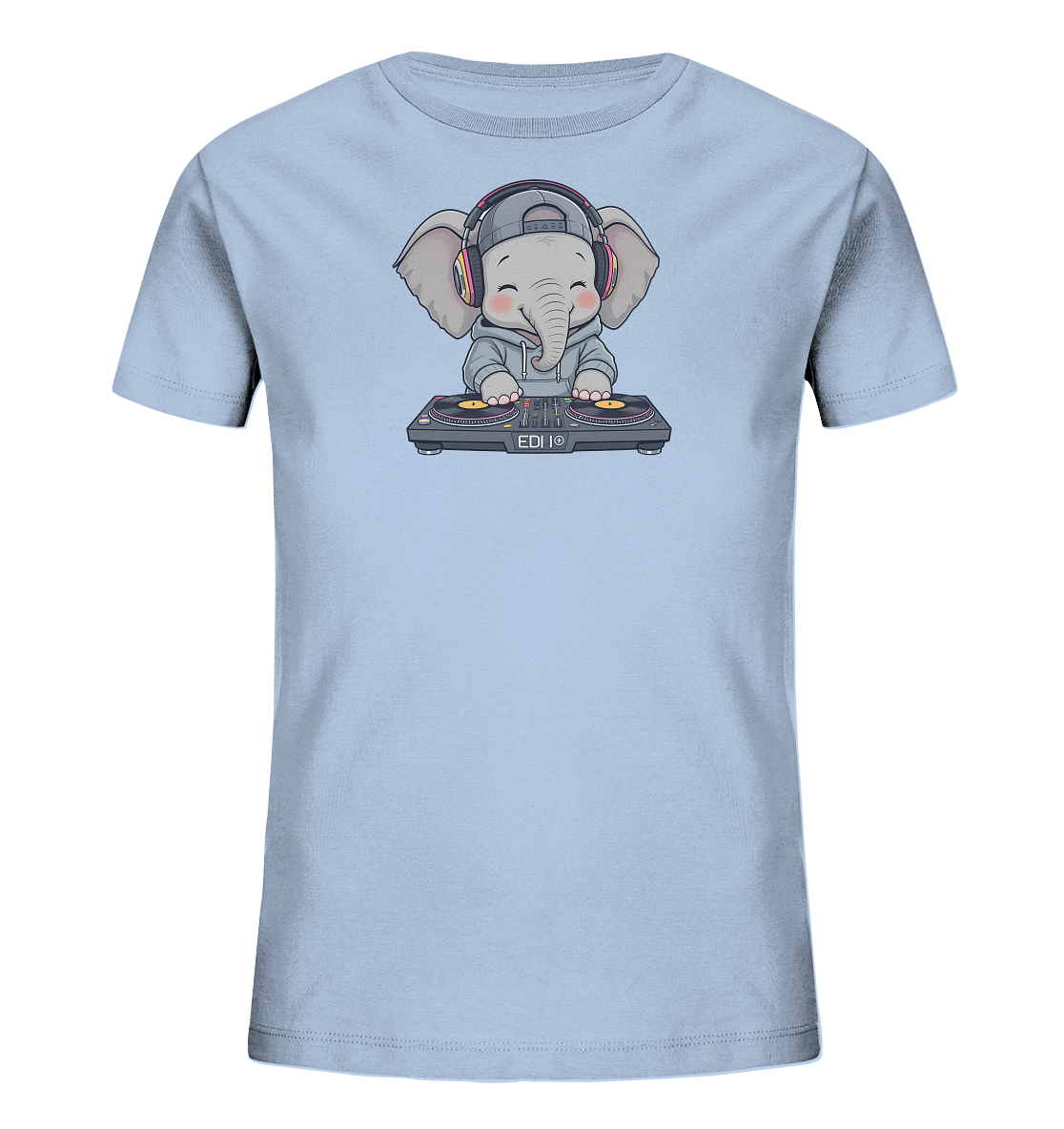 Onlineshop Shirts fuer Kinder - Das Bild zeigt ein hellblaues Kinder-T-Shirt. Darauf ist ein niedlicher Elefant in einem Hoodie mit Baseballmuetze und Kopfhoerern abgebildet. Der Elefant steht an einem DJ-Mischpult und hat einen freundlichen Gesichtsausdruck. Das Design wirkt verspielt und modern.