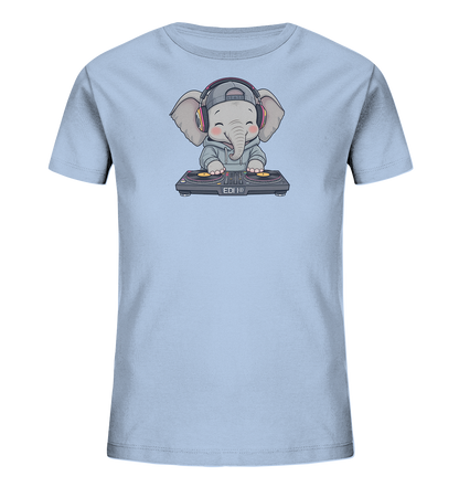 Onlineshop Shirts fuer Kinder - Das Bild zeigt ein hellblaues Kinder-T-Shirt. Darauf ist ein niedlicher Elefant in einem Hoodie mit Baseballmuetze und Kopfhoerern abgebildet. Der Elefant steht an einem DJ-Mischpult und hat einen freundlichen Gesichtsausdruck. Das Design wirkt verspielt und modern.