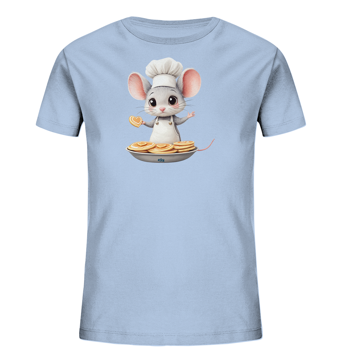 Onlineshop Shirts fuer Kinder - Das hellblaue T-Shirt zeigt eine entzueckende Zeichentrickmaus in Kochkleidung. Die Maus traegt eine Kochmuetze und eine Schuerze und haelt einen herzfoermigen Pfannkuchen in der Hand. Sie steht in einer Pfanne, die mit einem Stapel goldener Pfannkuchen gefuellt ist. Das Design wirkt freundlich und charmant.