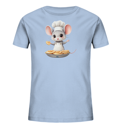 Onlineshop Shirts fuer Kinder - Das hellblaue T-Shirt zeigt eine entzueckende Zeichentrickmaus in Kochkleidung. Die Maus traegt eine Kochmuetze und eine Schuerze und haelt einen herzfoermigen Pfannkuchen in der Hand. Sie steht in einer Pfanne, die mit einem Stapel goldener Pfannkuchen gefuellt ist. Das Design wirkt freundlich und charmant.