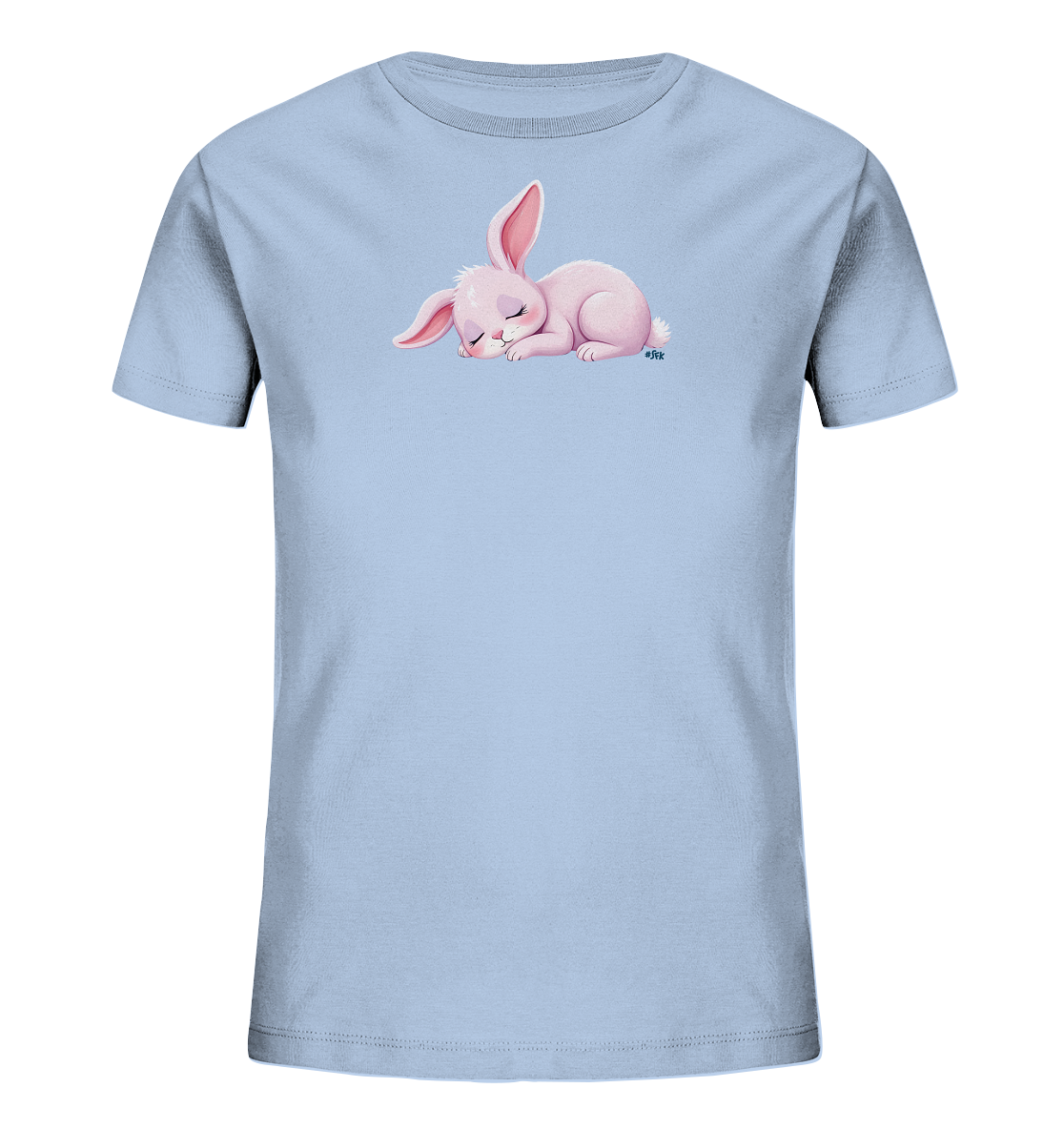 Onlineshop Shirts fuer Kinder - Das Bild zeigt ein hellblaues T-Shirt fuer Kinder. Auf der Vorderseite ist eine niedliche Illustration eines schlafenden rosafarbenen Hasen zu sehen. Das Haeschen liegt gemuetlich zusammengekauert und vermittelt einen friedlichen Ausdruck. Das Design ist schlicht und charmant, ideal fuer kleine Traeumer.