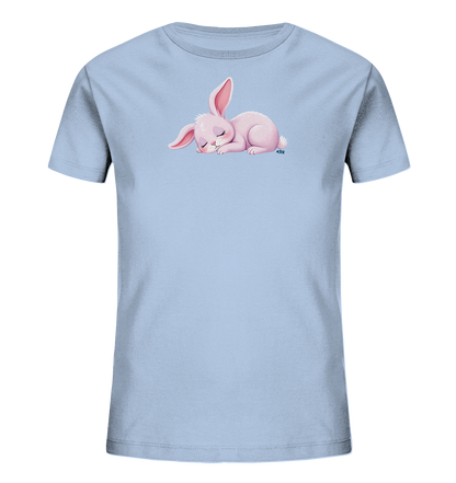 Onlineshop Shirts fuer Kinder - Das Bild zeigt ein hellblaues T-Shirt fuer Kinder. Auf der Vorderseite ist eine niedliche Illustration eines schlafenden rosafarbenen Hasen zu sehen. Das Haeschen liegt gemuetlich zusammengekauert und vermittelt einen friedlichen Ausdruck. Das Design ist schlicht und charmant, ideal fuer kleine Traeumer.