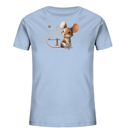 Onlineshop Shirts fuer Kinder - Das Bild zeigt ein hellblaues T-Shirt mit einem niedlichen Aufdruck einer kleinen Maus und der Zahl Vier. Die Maus sitzt neben der grossen, goldfarbenen Zahl, waehrend ihr Schwanz sich kunstvoll darum windet. Ein kleiner Schmetterling fliegt in der Naehe. Das Motiv wirkt verspielt und ansprechend.