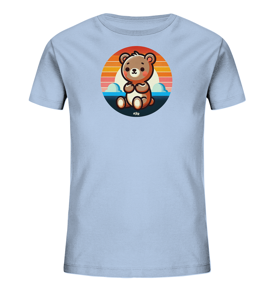 Onlineshop Shirts fuer Kinder - Das Bild praesentiert ein hellblaues Kinder-T-Shirt. Ein kreisfoermiges Design in der Mitte zeigt einen niedlichen, cartoonhaften Baeren, der sitzt. Im Hintergrund der Grafik ist ein bunter Sonnenuntergang ueber stilisierten Wolken und einem blauen Streifen dargestellt. Das Motiv verleiht dem Shirt einen freundlichen und verspielten Charakter.