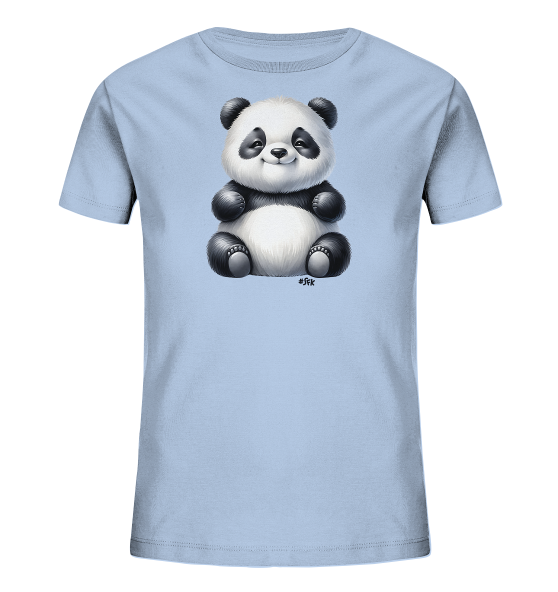 Onlineshop Shirts fuer Kinder - Dieses Bild zeigt ein hellblaues T-Shirt fuer Kinder. Auf der Vorderseite ist eine detaillierte Illustration eines niedlichen, laechelnden Baby Pandas zu sehen. Der kleine Panda sitzt aufrecht und hat ein freundliches Gesicht. Dieses Motiv verleiht dem Shirt einen besonders charmanten und verspielten Charakter, passend fuer Kinder.