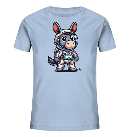 Onlineshop Shirts fuer Kinder - Das Bild zeigt ein hellblaues Kinder-T-Shirt. Darauf ist eine niedliche Cartoon-Illustration eines Esels abgebildet. Der Esel traegt einen detailreichen Astronautenanzug in Weiss mit orangefarbenen und blauen Akzenten sowie einen Helm. Dieses Design verleiht dem Shirt einen verspielten und abenteuerlichen Look.