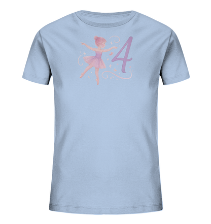 Onlineshop Shirts fuer Kinder - Das Bild zeigt ein hellblaues Kinder-T-Shirt mit einer niedlichen Illustration. Eine junge Ballerina in einem rosa Kleid tanzt anmutig, daneben ist die Zahl Vier in einem sanften Lilaton abgebildet. Sterne und filigrane Linien umrahmen das Motiv und verleihen ihm eine maerchenhafte Atmosphaere.
