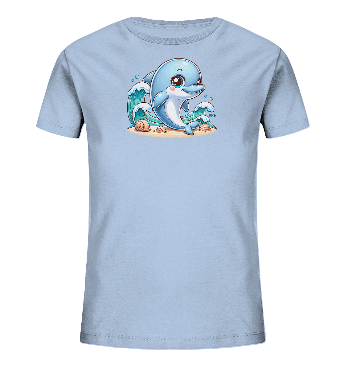 Onlineshop Shirts fuer Kinder - Das Bild zeigt ein hellblaues Kinder T-Shirt mit einem niedlichen Delfin Motiv auf der Vorderseite. Der cartoonartige Delfin ist von Wellen umgeben und sitzt auf sandigem Untergrund mit Muscheln. Das Design ist farbenfroh und verspielt.