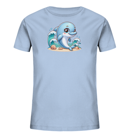 Onlineshop Shirts fuer Kinder - Das Bild zeigt ein hellblaues Kinder T-Shirt mit einem niedlichen Delfin Motiv auf der Vorderseite. Der cartoonartige Delfin ist von Wellen umgeben und sitzt auf sandigem Untergrund mit Muscheln. Das Design ist farbenfroh und verspielt.