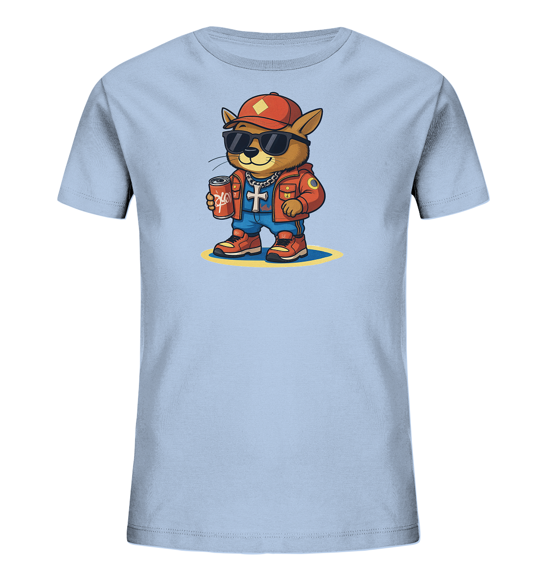 Onlineshop Shirts fuer Kinder - Das Bild zeigt ein hellblaues T-Shirt mit einem coolen Cartoon-Motiv in der Mitte. Es ist ein Tier im Stil eines Katers oder Luchses, das eine rote Baseballkappe, eine Sonnenbrille und eine orangefarbene Jacke traegt. Das Tier haelt eine rote Dose in der Pfote und traegt eine Kette mit einem Kreuzanhaenger. Das gesamte Design wirkt verspielt und laessig auf einem gelben Untergrund.