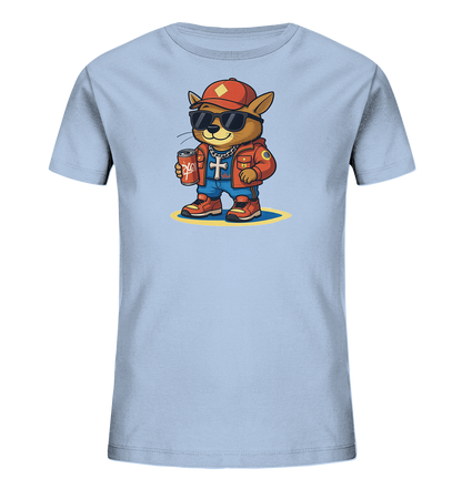 Onlineshop Shirts fuer Kinder - Das Bild zeigt ein hellblaues T-Shirt mit einem coolen Cartoon-Motiv in der Mitte. Es ist ein Tier im Stil eines Katers oder Luchses, das eine rote Baseballkappe, eine Sonnenbrille und eine orangefarbene Jacke traegt. Das Tier haelt eine rote Dose in der Pfote und traegt eine Kette mit einem Kreuzanhaenger. Das gesamte Design wirkt verspielt und laessig auf einem gelben Untergrund.