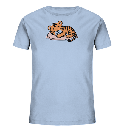 Onlineshop Shirts fuer Kinder - Das Bild zeigt ein hellblaues Kinder-T-Shirt mit einem niedlichen Aufdruck eines schlafenden Tigerbabys. Das orange-schwarz gestreifte Tigerjunges liegt friedlich auf einem rosa Kissen, die Augen geschlossen. Das Design ist cartoonhaft und verleiht dem Shirt einen verspielten, ruhigen Charakter, ideal fuer kleine Kinder.
