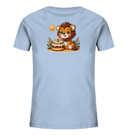 Onlineshop Shirts fuer Kinder - Dieses hellblaue T-Shirt zeigt eine niedliche Illustration eines jungen Loewen, der neben einem Geburtstagskuchen sitzt. Auf dem Kuchen sind Kerzen und die Zahl 6 zu sehen. Das Design ist von gruenen Blaettern und kleinen Blumen umrahmt, mit einer stilisierten Sonne im Hintergrund. Der froehliche Loewe verleiht dem Shirt einen charmanten Ausdruck.