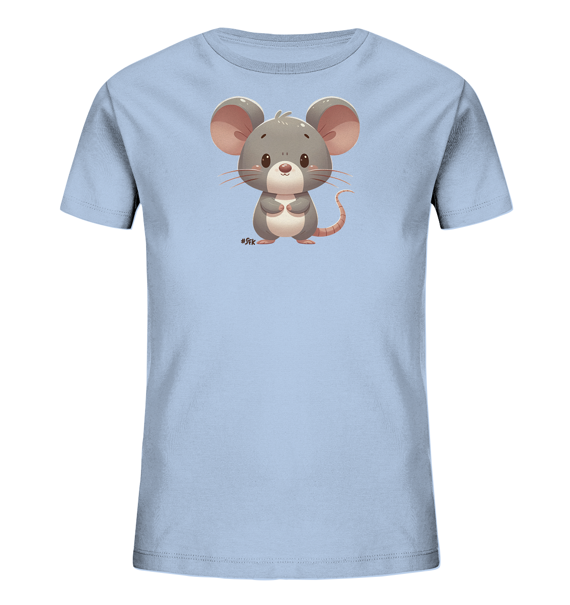Onlineshop Shirts für Kinder - Das Bild zeigt ein hellblaues T-Shirt für Kinder. Auf der Vorderseite ist eine niedliche Illustration einer grauen Cartoon-Maus mit großen Ohren und einem freundlichen Ausdruck. Die Maus steht aufrecht, die Pfoten sind vor dem Körper zusammengelegt. Unterhalb der Maus befindet sich ein kleines, dunkles Logo oder Kürzel, das Design wirkt insgesamt sehr ansprechend für Kinder.