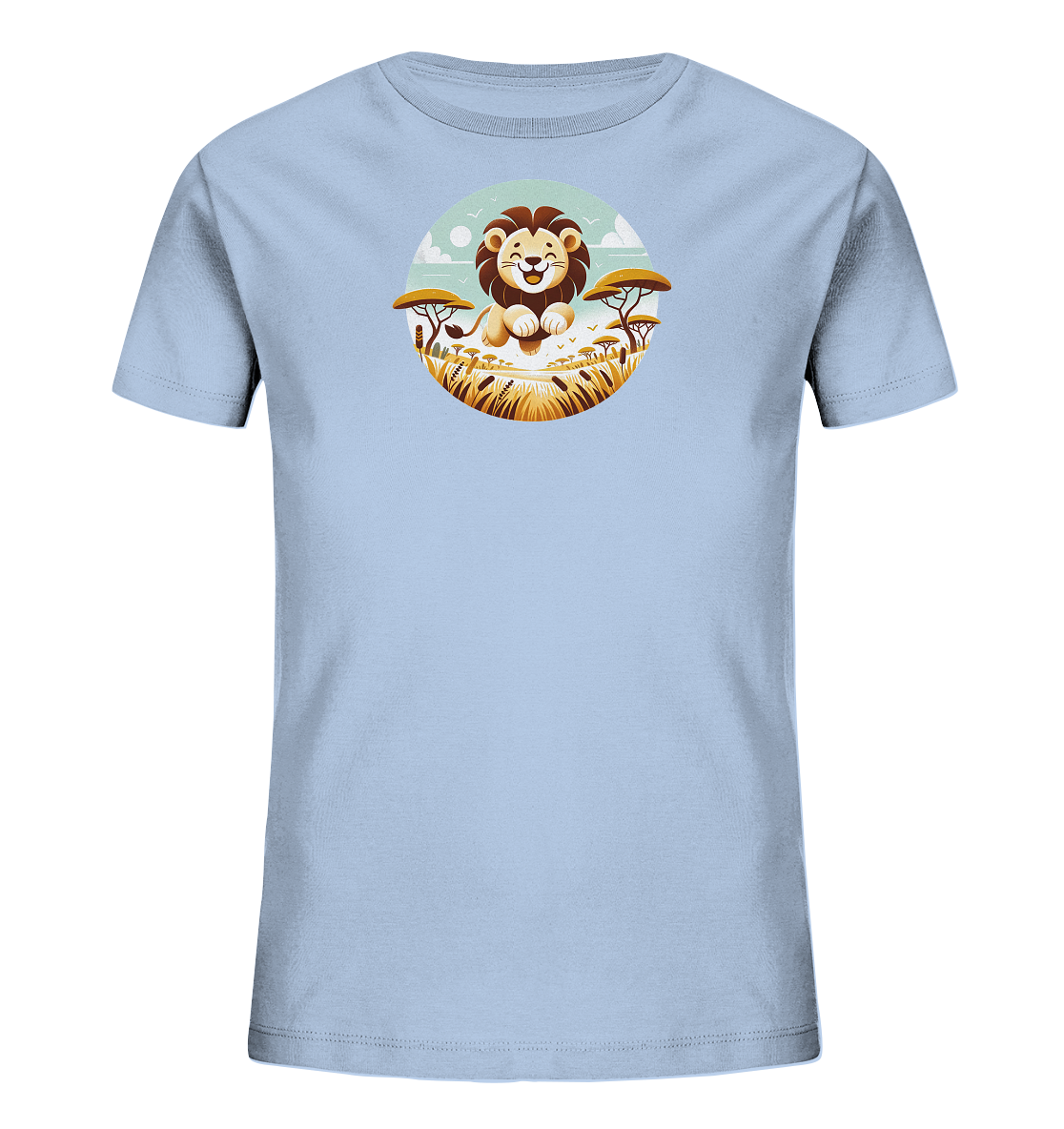 Onlineshop Shirts fuer Kinder - Dieses hellblaue Kinder-T-Shirt praesentiert ein rundes Motiv mit einem freundlichen Cartoon-Loewen. Der Loewe sitzt laechelnd in einer Savannenlandschaft mit Graesern und typischen Baeumen. Der Hintergrund zeigt einen hellen Himmel mit Wolken und fliegenden Voegeln. Das Design ist farbenfroh und kindgerecht gestaltet.